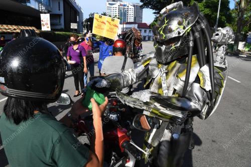 MAKLUK ASING BERI SARAPAN PERCUMA