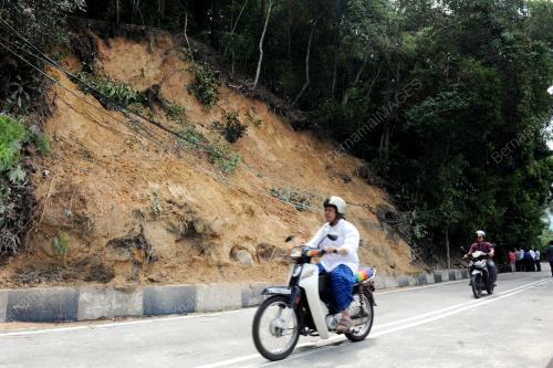 PG04_08112016_JALAN_RUNTUH