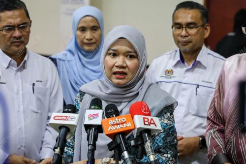 FADHLINA SIDEK