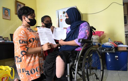DUA BERADIK KEMBALI KE SEKOLAH