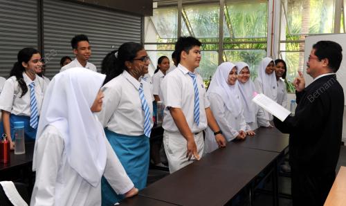 PG04_12012015_PELAJAR_SERAGAM