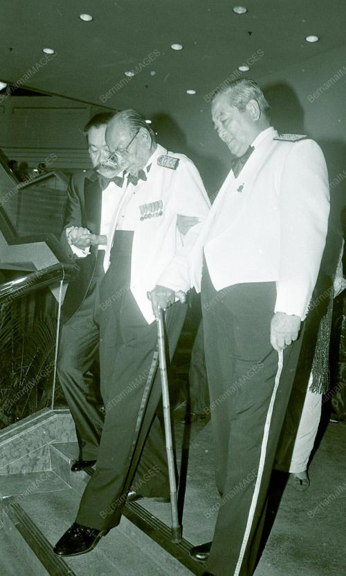 PG04_120690_AGONG