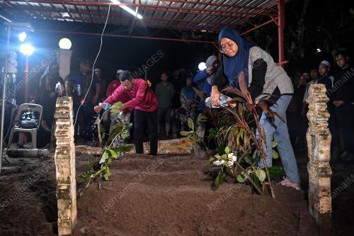 PENGKEBUMIAN EMPAT SEKELUARGA
