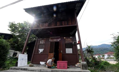 WARGA EMAS JUAL DURIAN