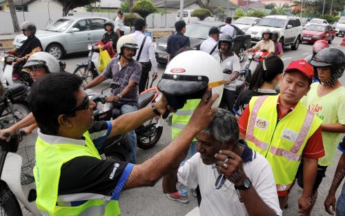 PG04_16022015_PAKAI_HELMET