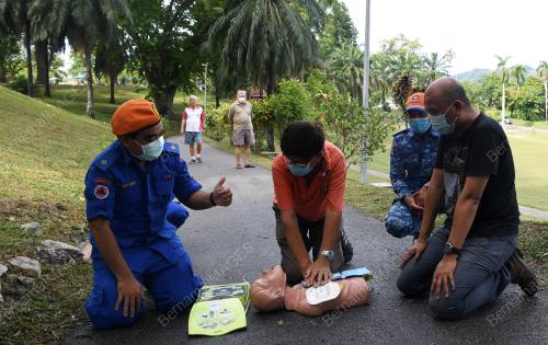 PERALATAN AED