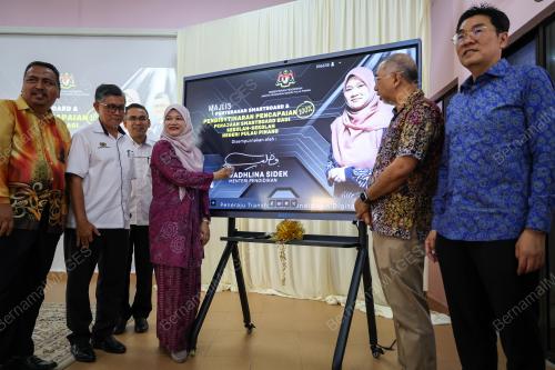 FADHLINA SIDEK