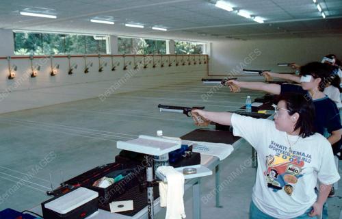 PG04_19022016_MENEMBAK_PISTOL