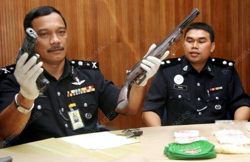RAMPASAN DADAH DAN SENJATA