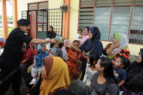 PG04_23102013_POLIS_BANTUAN