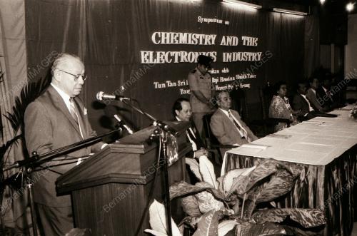 TUN TAN SRI DATUK DR HAJI HAMDAN SHEIKH TAHIR