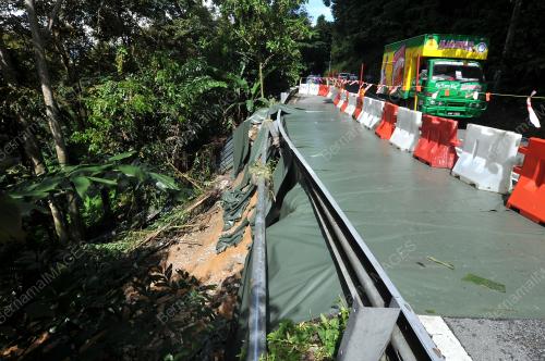 PG04_24102018_TANAH_RUNTUH