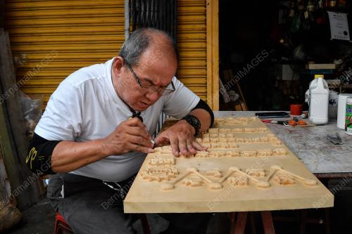 PEMBUAT UKIRAN KAYU