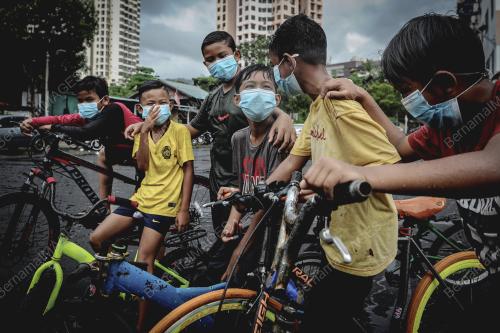 BUDAK FLAT BERMAIN BASIKAL