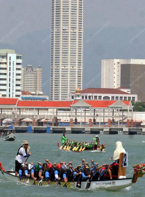 PERTANDINGAN PERAHU NAGA