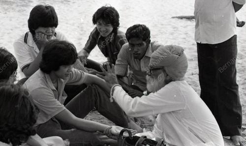 PENGUNJUNG PANTAI