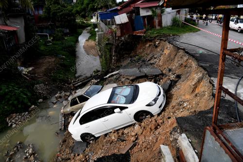 KERETA JATUH SUNGAI