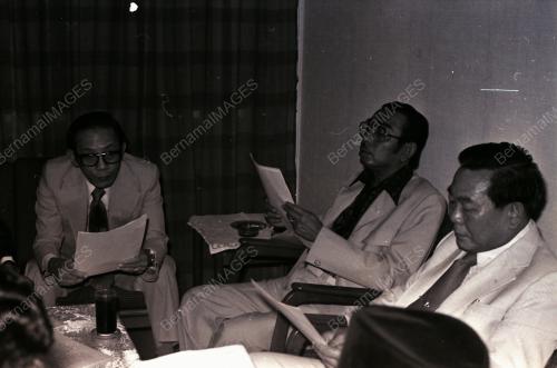 MENANDATANGANI PERJANJIAN
