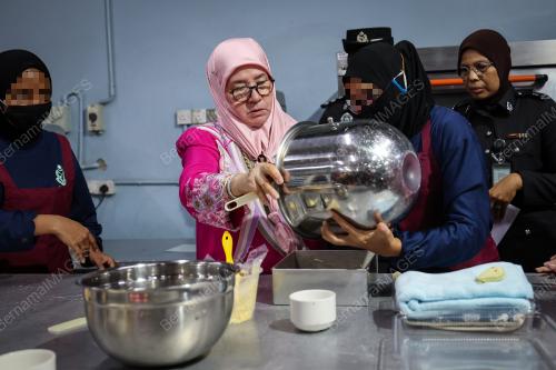 TUNKU AZIZAH AMINAH MAIMUNAH ISKANDARIAH