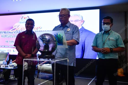 TAN SRI NOH OMAR