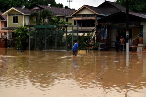PG04_30072018_BANJIR_KILAT