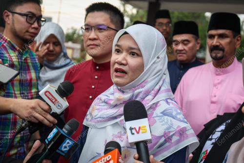 FADHLINA SIDEK