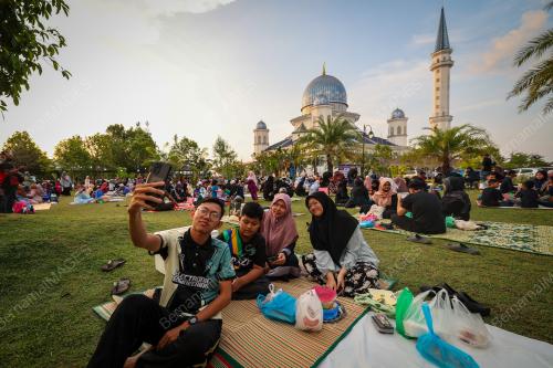 BERBUKA PUASA DI BULAN RAMADAN