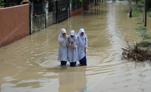 PG05_02072012_PELAJAR_BANJIR