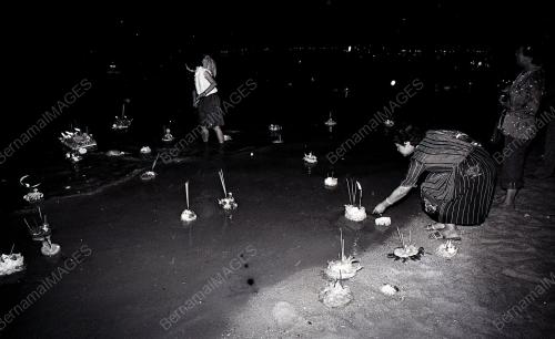 LOY KRATHONG