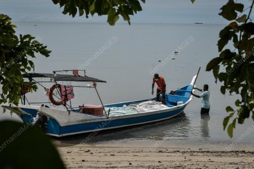 BEACH BOY MENJADI NELAYAN