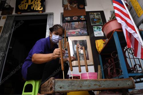 PEMBUAT KAYU COLOK