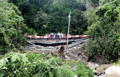 PG05_08112016_JALAN_RUNTUH