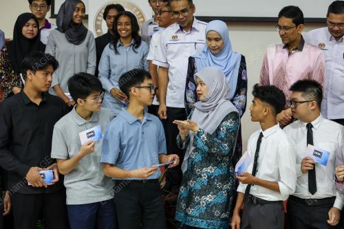 FADHLINA SIDEK
