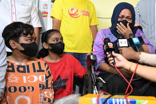 DUA BERADIK KEMBALI KE SEKOLAH
