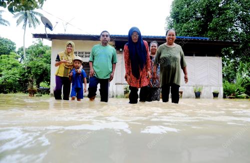 PG05_12052015_BANJIR_KAMPUNG