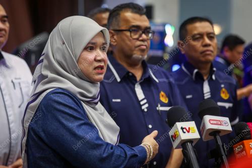 FADHLINA SIDEK
