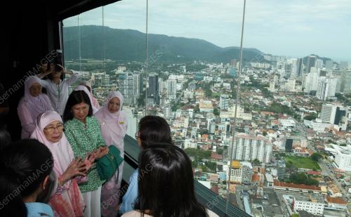 THE TOP KOMTAR
