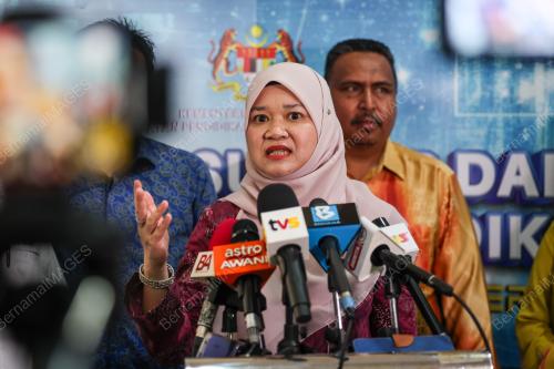 FADHLINA SIDEK