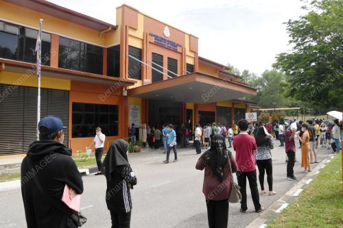 ORANG RAMAI SERBU JPJ