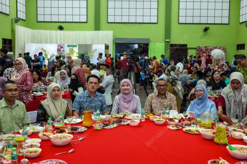FADHLINA SIDEK