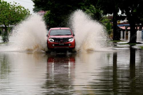 PG05_21092017_BANJIR_KERETA