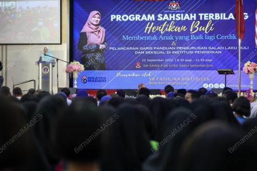 FADHLINA SIDEK