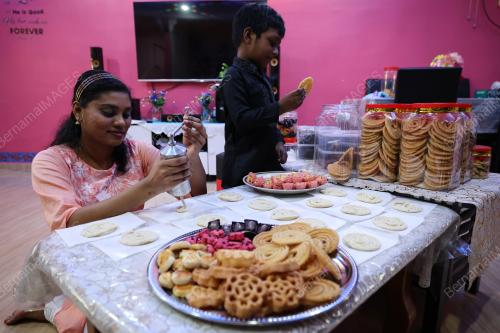 TEMPAHAN KUIH PERAYAAN DEEPAVALI