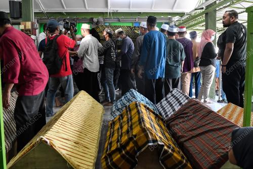JENAZAH LIMA SEKELUARGA