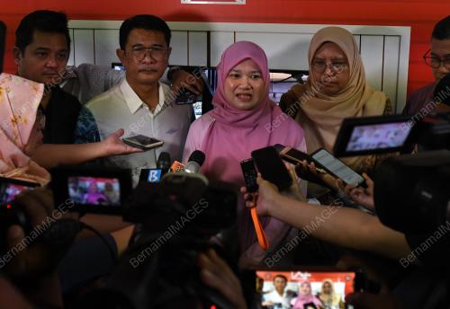 FADHLINA SIDEK