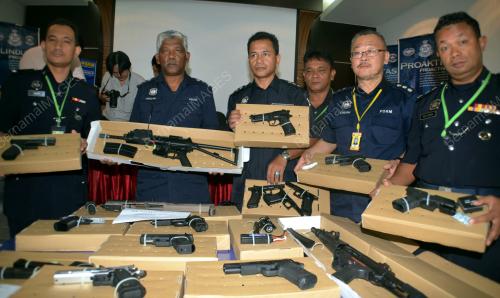 PG05_24102012_POLIS_PISTOL