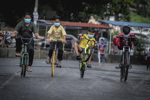 BUDAK FLAT BERMAIN BASIKAL