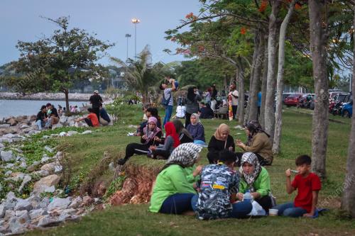 BERIADAH DI PANTAI