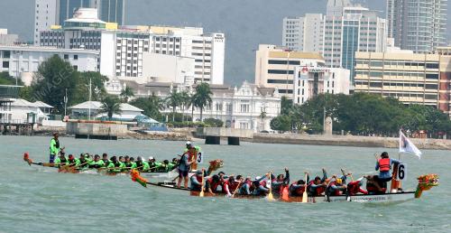 PERTANDINGAN PERAHU NAGA