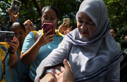 FADHLINA SIDEK